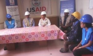 Entretien dans le bateau entre les responsables de l’USAID du PAM et du navire