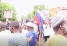 Des manifestants dans la rue à Niamey