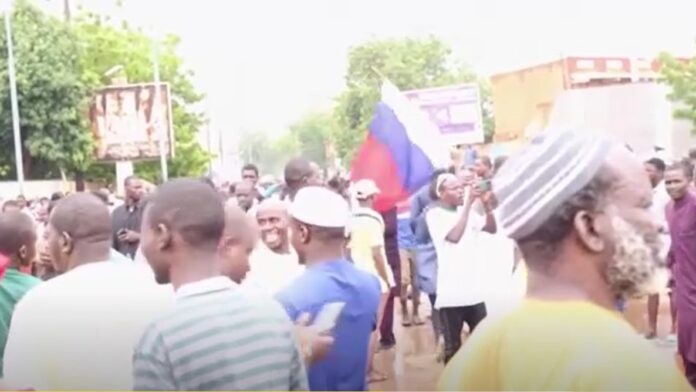 Des manifestants dans la rue à Niamey