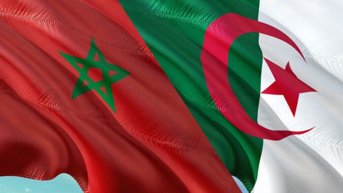Les drapeaux du Maroc et de l'Algérie Les drapeaux du Maroc et de l'Algérie