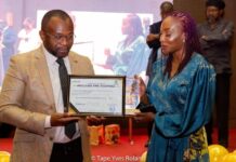 Edieh Anouman Kacou reçoit son prix de Souleymane Kamagate ( Conseiller tecnique du PM