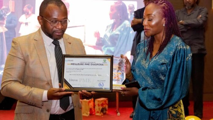Edieh Anouman Kacou reçoit son prix de Souleymane Kamagate ( Conseiller tecnique du PM