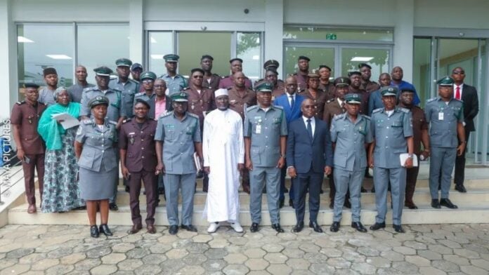 Photo de famille entres les douanes nigériane et béninoise