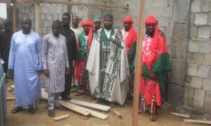 Sa Majesté Kimbi Elvis Kah Abdourahman Imran dans la Mosquée en construction