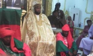 Sa Majesté Kimbi Elvis Kah Abdourahman Imran dans son palais