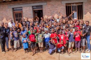 Photo de famille avec les enfants de la rue