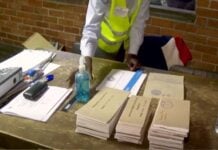 Élections au Zimbabwe : des observateurs arrêtés Un bureau de vote au Zimbabwe