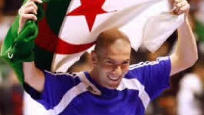 Zidane avec le drapeau de l'Algérie
