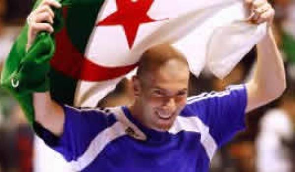 Zidane avec le drapeau de l'Algérie