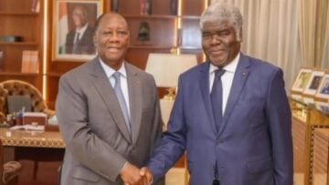 Côte d’Ivoire : le Premier ministre Robert Beugré Mambé et son gouvernement démissionnent après le raz-de-marée des législatives Alassane Ouattara et Robert Beugré Mambé