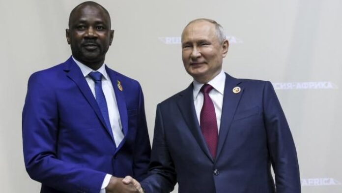 Les Présidents du Mali, Assimi Goïta, et de la Russie, Vladimir Poutine