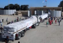 Des camions d'aide humanitaire