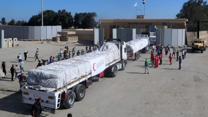 Des camions d'aide humanitaire