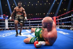 Francis Ngannou envoie Tyson Fury au sol