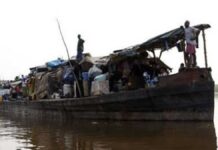 Une pirogue surchargée