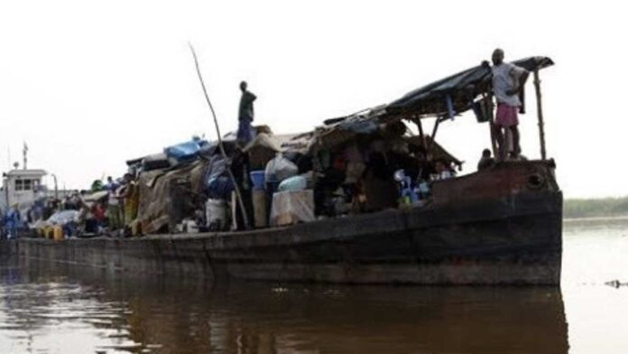 Une pirogue surchargée