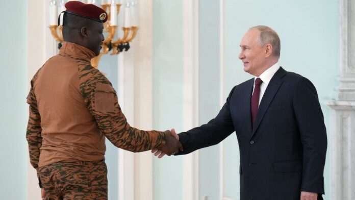 Les Présidents Ibrahim Traoré du Burkina Faso et Vladimir Poutine de la Russie