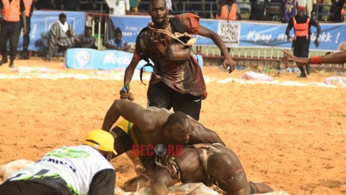 Modou Lô en train de rouer de coups Ama Baldé