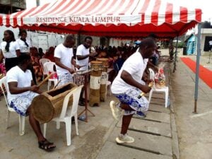 Prestation d’un groupe de danse