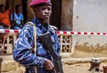Un élément des forces de défense de Sierra Leone