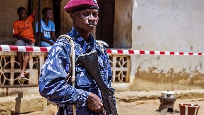 Un élément des forces de défense de Sierra Leone