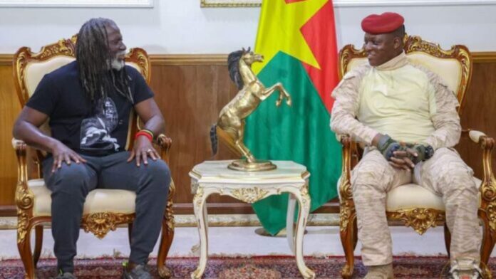 Le capitaine Ibrahim Traoré et Tiken Jah Fakoly