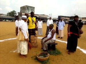 Le chef du canton Bassa Wouri procède aux rites traditionnels d’intronisation