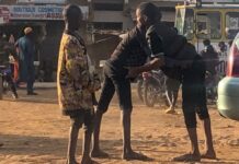 Des enfants talibés s'exercent à la lutte