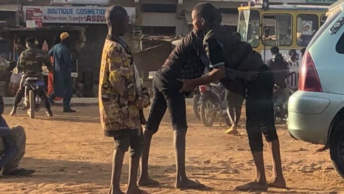 Des enfants talibés s'exercent à la lutte