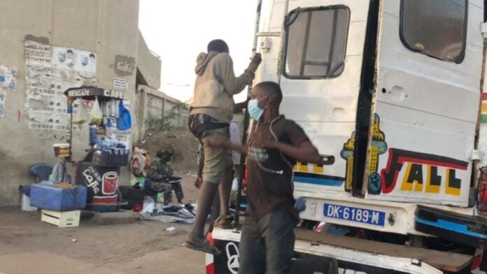 Un enfant apprenti accroché à l'échelle du bus