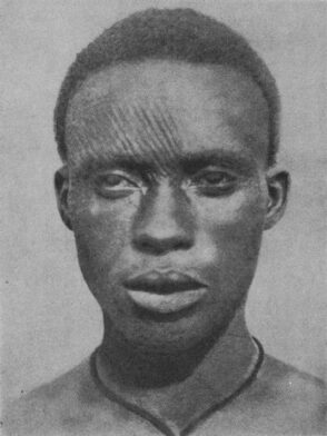 Igbo man with facial scarifications, known as Ichi. Photo de 1921
