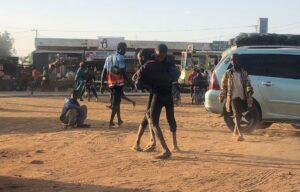 De jeunes enfants livrent un combat de lutte dans la rue