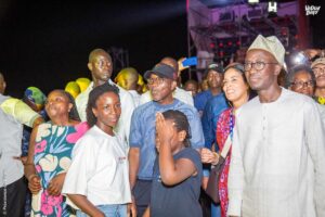 VD Le Président Patrice Talon, lors du concert, avec à ses côtés le ministre du Tourisme