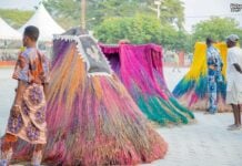 Porto-Novo s’apprête à vibrer au rythme des masques : deux jours de traditions, de mystère et de fête VD Une prestaton de zangbéto
