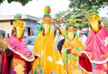 Vodun Days Une procession de masques Guèlèdè