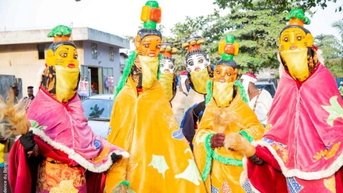 Vodun Days Une procession de masques Guèlèdè