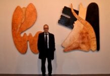 Farid Belkahia emblème de l’art marocain Mustapha Saha devant les œuvres de Farid Belkahia