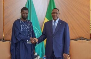 Poigne de mains entre Diomaye Faye et Macky Sall