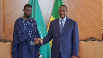 Diomaye – Macky Sall : les Sénégalais espèrent une rencontre décisive pour relancer l’économie Poigne de mains entre Diomaye Faye et Macky Sall