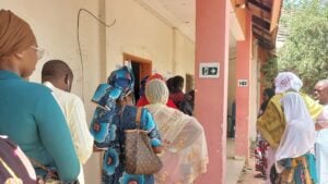 Entrée d'un bureau de vote au Sénégal