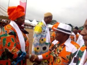 Le chef du canton Bassa du Wouri serre les mains des membres de la nouvelle équipe dirigeante de Mbog Liaa de Douala