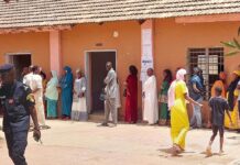 Un policier dans un centre de vote au Sénégal