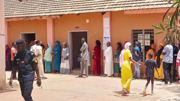 Un policier dans un centre de vote au Sénégal