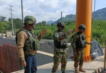 De gauche à droite Corneille Nangaa, Coordonnateur politique, le Général-major Sultani Makenga, Coordonnateur militaire et le Colonel Nzenze