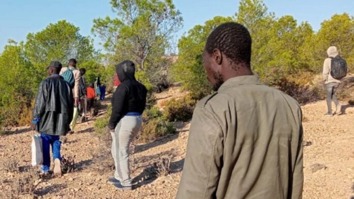 Migrants noirs abandonnés dans le désert