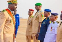Guinée-Mali : les auto-promotions des dirigeants sont-elles de bon augure ? Mamadi Doumbouya