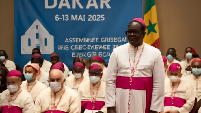 Conclave évêques Afrique de l'Ouest - Illustration générée avec une IA Conclave évêques Afrique de l'Ouest - Illustration générée avec une IA