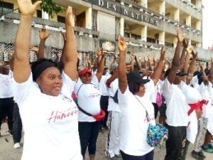 Étirement après la marche sportive