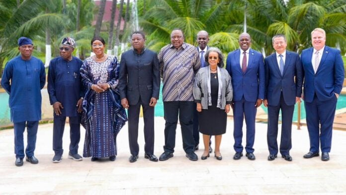 Faure Gnassingbé entouré de ses hôtes, ce samedi à Lomé Faure Gnassingbé entouré de ses hôtes, ce samedi à Lomé