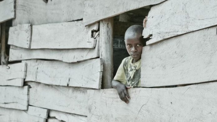 Enfant à la fenêtre @Unsplash